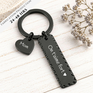 ÀTHE HEART-SHAPED KEY CHAIN AND STYLISH BLACK PLATE